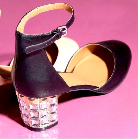 Shoes - 🎉HOSTPICK🎉Gorgeous bejeweled ankle strap shoes